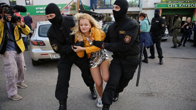 Příslušníci jednotek ministerstva vnitra OMON zasahují proti pochodu žen v Minsku.