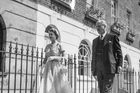 Královna Alžběta II. a Harold Macmillan při výstavě ministerstva bydlení, komunit a místních samospráv na Holles Street v Londýně.