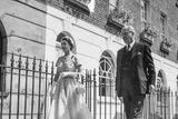 Královna Alžběta II. a Harold Macmillan při výstavě ministerstva bydlení, komunit a místních samospráv na Holles Street v Londýně.