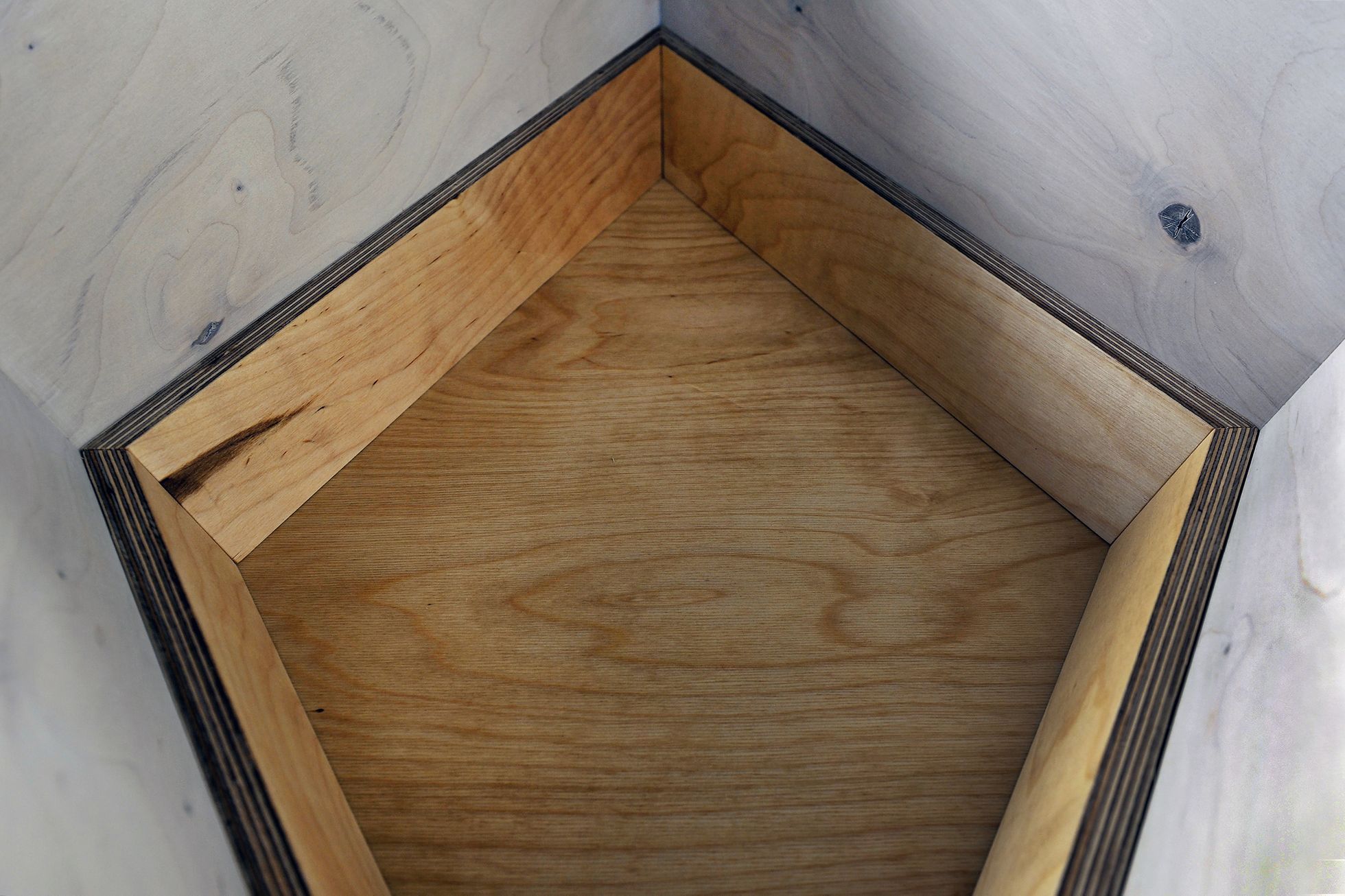 Pod názvem Mezera v designu vystaví pražská galerie několik návrhů rakví od českých designérů.