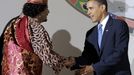 Americký prezident Barack Obama a jeho libyjský protějšek Muammar Kaddáfí před státní večeří na summitu G8 v italské L'Aquile, 9. července 2009.