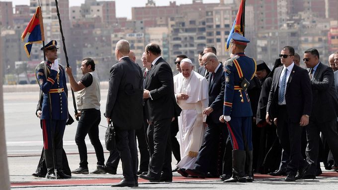 Papež František po příletu do Káhiry.