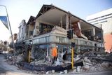 Starosta Christchurche Bob Parker několik hodin po otřesech vyhlásil ve městě a okolí stav nouze a varoval občany před následnými otřesy a pády zdiva z poškozených budov. Stav nouze znamená, že část města bude uzavřena pro dopravu i veřejnost, a některé budovy budou z bezpečnostních důvodů uzavřeny.