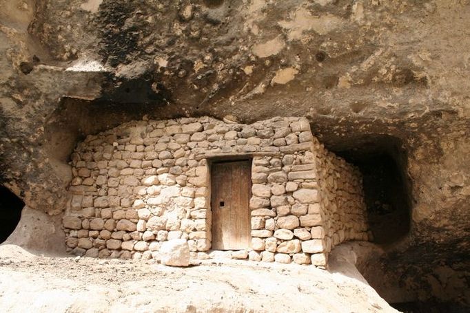 Výhody skalních domků byly nesporné. Udržely příjemný chlad a nebylo na ně potřeba tolik materiálu, střechu a minimálně dvě boční zdi tvoří skála