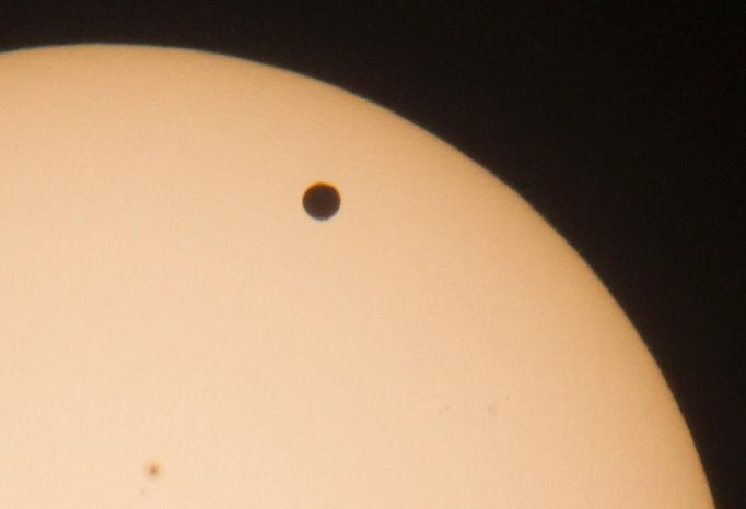 The planet Venus is seen through a special solar filter as a black dot while it transits across the sun in Berlin June 6, 2012. The planet Venus made a slow transit across the face of the sun on Tuesday, the last such passing that will be visible from Earth for 105 years. REUTERS/Fabrizio Bensch (GERMANY - Tags: ENVIRONMENT SCIENCE TECHNOLOGY) Published: Čer. 6, 2012, 6:05 dop.