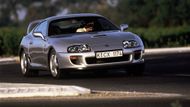 Toyota Supra - Supra s kódovým označením A80 je možná vůbec nejznámější generací japonského sportovního automobilu. Proslavila ji především série filmů Rychle a zběsile, i kvůli tomu je ale na druhou stranu docela problém narazit na neupravenou verzi tohoto kupé, případně targy. Pod kapotou byl třílitrový šestiválec bez i s přeplňováním, jehož modifikace navíc nebyla nikterak obtížná. Ze Supry je žádané zboží, odpovídá tomu i omezená nabídka na trhu a ceny pohybující se kolem 30 - 50 tisíc euro.