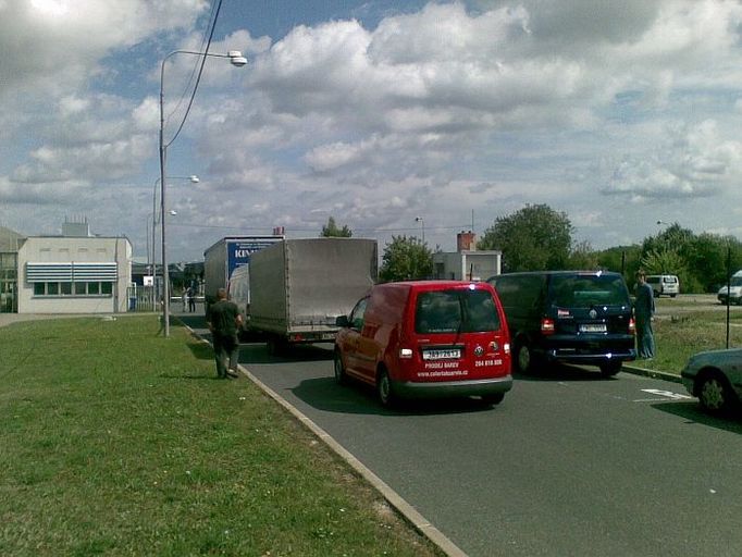 Před branou továrny se během stávky řadily kamiony a dodávky, které neměl kdo vyložit či naložit.