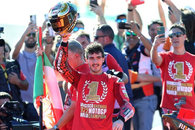 Francesco Bagnaia slaví titul mistra světa MotoGP 2022 po závodě ve Valencii