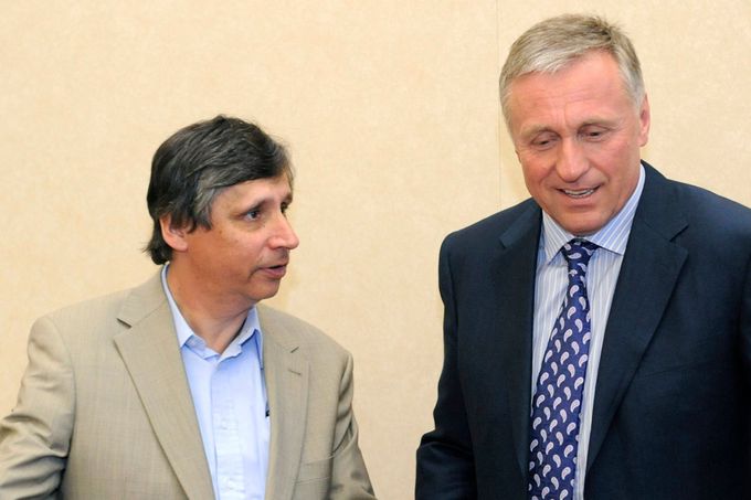 Premiér v demisi Mirek Topolánek (vpravo) a designovaný premiér Jan Fischer se 3. května 2009 zúčastnili zasedání Národní ekonomické rady vlády (NERV).