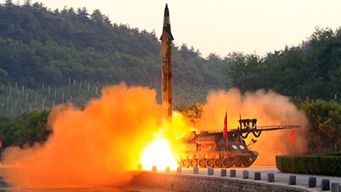 Obrázky z nového testu severokorejské rakety, schopné nést jaderné hlavice.