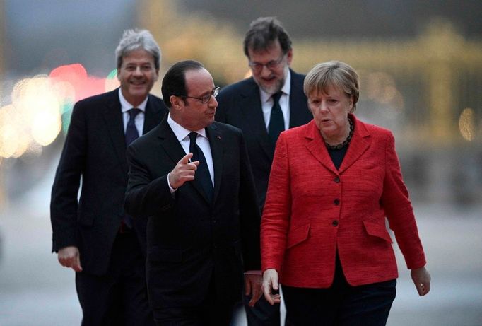 Zleva italský premiér Paolo Gentiloni, francouzský prezident François Hollande, španělský premiér Mariano Rajoy a německá kancléřka Angela Merkelová ve Versailles.