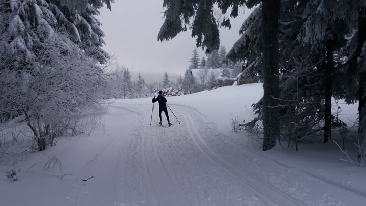 Na horách o víkendu napadne dvacet centimetrů sněhu. Přidá se i ledovka a silný mráz