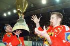Hokejová extraliga 1999/2000: Sparťané Petr Přikryl (vlevo) a František Kučera oslavují ve Vsetíně zisk titulu