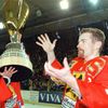 Hokejová extraliga 1999/2000: Sparťané Petr Přikryl (vlevo) a František Kučera oslavují ve Vsetíně zisk titulu