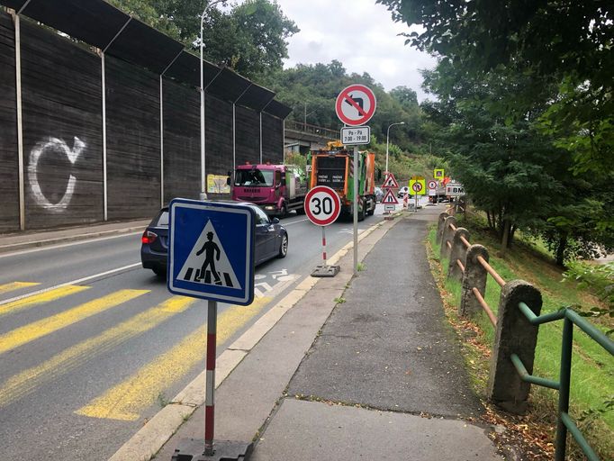 Komplikovaná situace na křižovatce Povltavská Bulovka. Úsek se přestavuje, cyklista nemá kam se vrtnout.