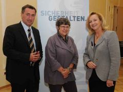 Rakouská ministryně vnitra Maria Fekterová (vpravo) po schůzce k prevenci kriminality