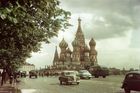 Rudé náměstí v Moskvě a za Pobědou tyčící se chrám Vasila Blaženého. Typický to výjev automobilové dopravy v Rusku počátkem 50. let. Poběda byla prvním poválečným vozem, který sovětští inženýři, v tomto případě z automobilky GAZ, poslali na silnice. Úplně vpravo můžete také vidět zadní část první generace automobilů Moskvič.