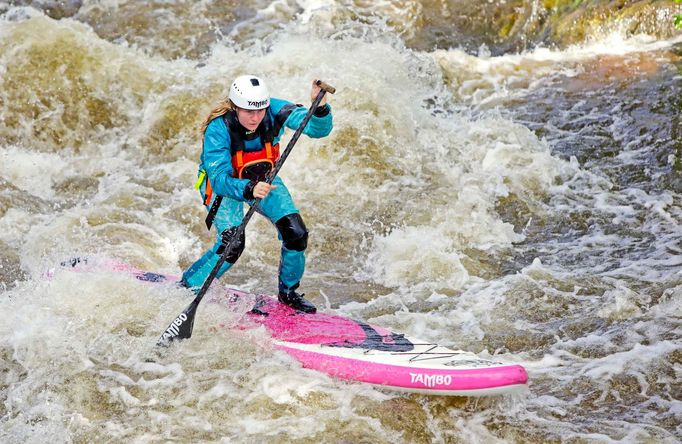 Paddleboardisti jezdí horní část zpod přehrady Lipno po Loučovice. Letos jeli tři typy závodů. Na snímku Kristýna Babiánková.