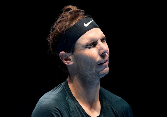 Rafael nadal v zápase s Dominicem Thiemem na Turnaji mistrů 2020