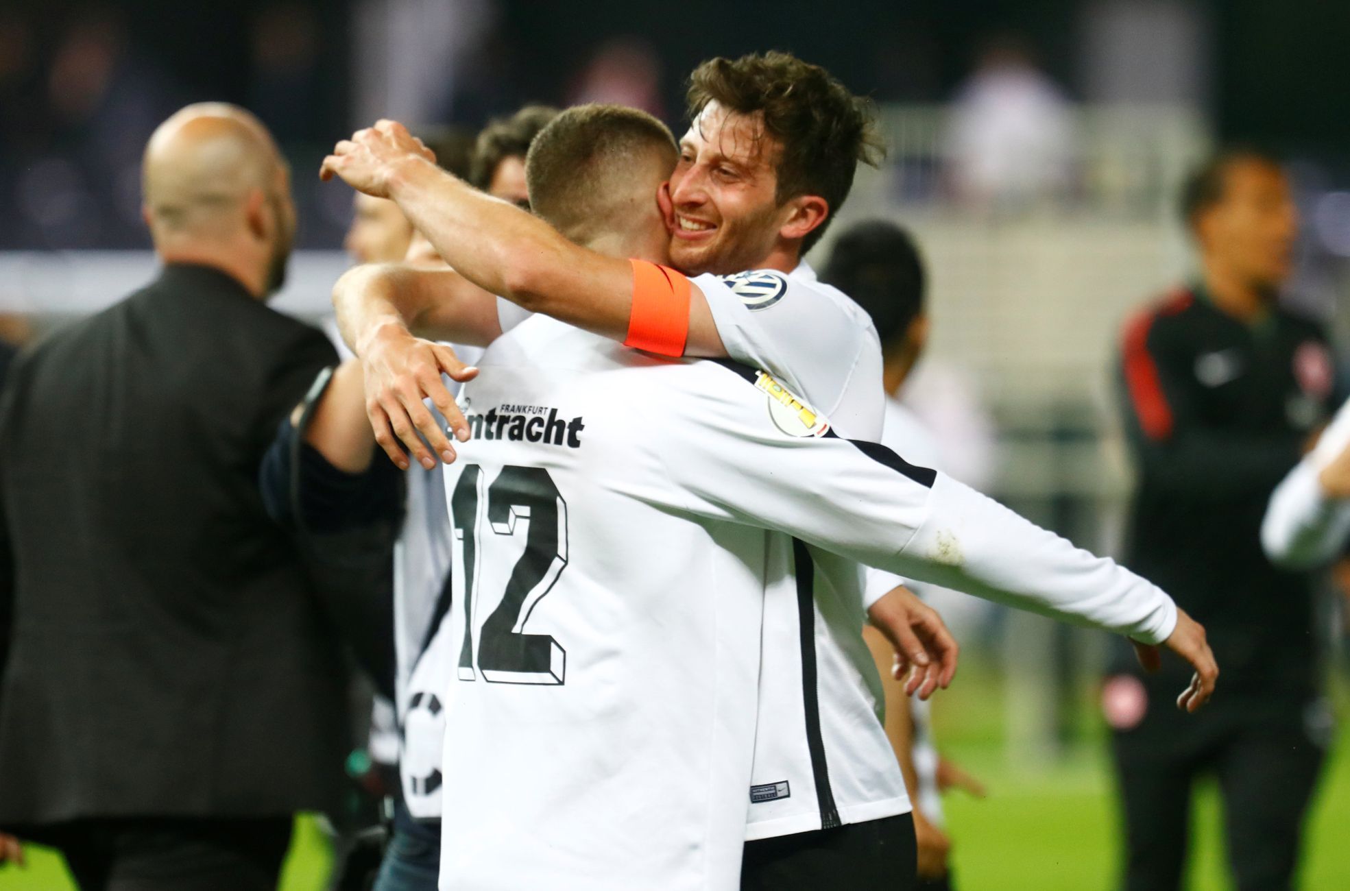 Radost fotbalistů Frankfurtu po výhře nad Bayernem ve finále poháru