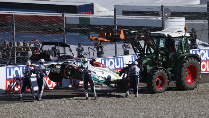 Nehoda Lewise Hamiltona při páteční kvalifikaci na sobotní sprint při Velké ceně Rakouska.