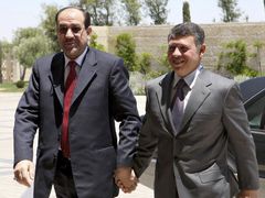 Premiér Málikí (vlevo) nedávno v souvislosti s jednáním o vojenském paktu obvinil USA, že se snaží omezit suverenitu Iráku