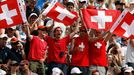 Fanoušci Rodera Federera mávají švýcarskými vlajkami ve finále Roland Garros.