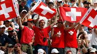 Fanoušci Rodera Federera mávají švýcarskými vlajkami ve finále Roland Garros.