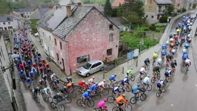 Peloton cyklistů na třetí etapě Giro d'Italia z Perwezu do Namuru.