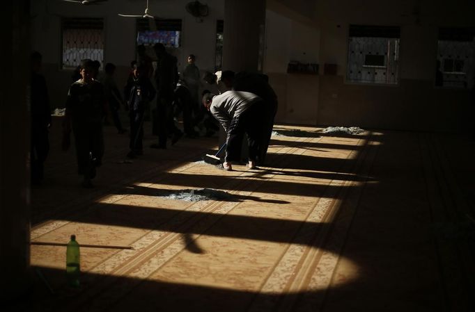 Palestinians clean a mosque damaged in an Israeli air strike in Beit Hanoun in the northern Gaza Strip November 16, 2012. Egypt opened a tiny window to emergency peace diplomacy in Gaza on Friday, but hopes for even a brief ceasefire while its prime minister was inside the bombarded enclave to talk to leaders of the Islamist Hamas movement were immediately dashed. REUTERS/Suhaib Salem (GAZA - Tags: CIVIL UNREST MILITARY POLITICS TPX IMAGES OF THE DAY) Published: Lis. 16, 2012, 10:53 dop.