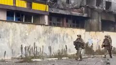 Rusové natáčeli své vojáky procházející se ruinami ukrajinského Pokrovska (20. 11. 2025).