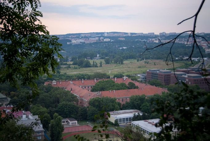 Na objekt se z nadhledu nemusíme dívat jen z letadla. Stačí vylézt na přilehlý vrh Vítkov a celou Invalidovnu máte jako na dlani.