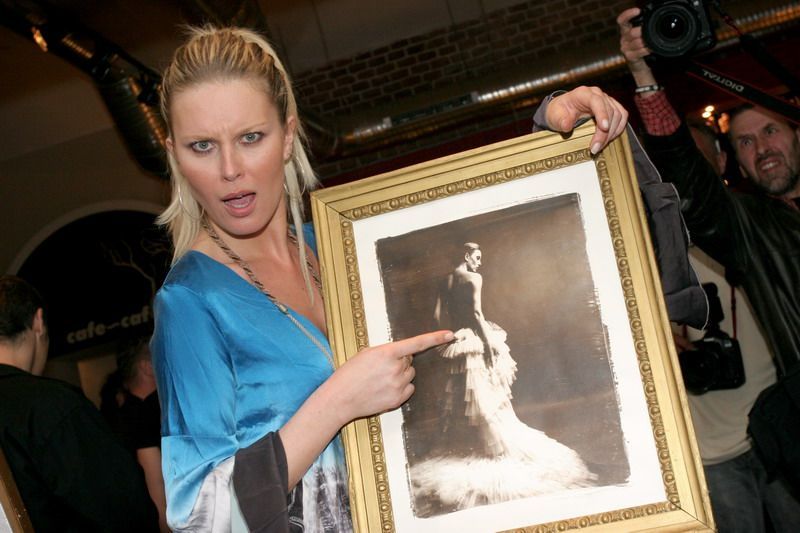 Simona Krainová pózuje s obrazem, který byl vydražen za nejvyšší cenu