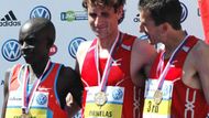 Stupně vítězů v cíli Pražského maratonu. Uprostřed je vítěz Hélder Ornelas z Portugalska.