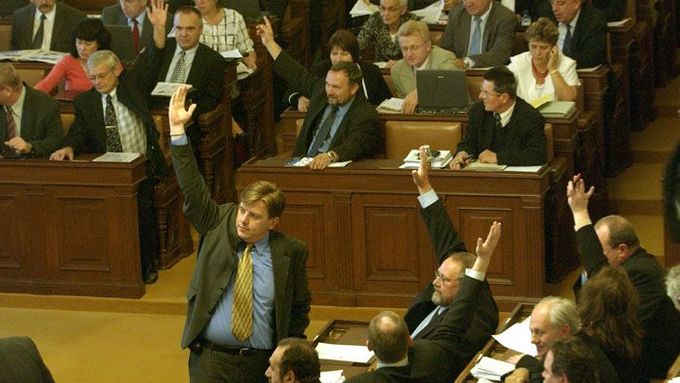 A stejně často poslanecké kluby ČSSD a KSČM hlasovaly shodně. Snímek z 20. října 2005.