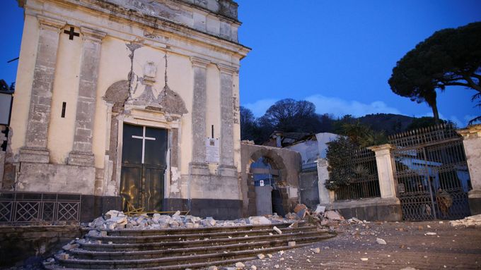 Zemětřesení o síle 4,8 stupně časně ráno postihlo oblast ležící severně od sicilského města Katánie na svazích Etny.