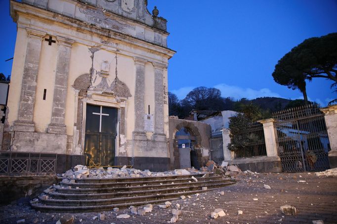 Zemětřesení o síle 4,8 stupně časně ráno postihlo oblast ležící severně od sicilského města Katánie na svazích Etny.