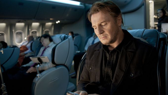 Liam Neeson a jeho mobil. Dva hrdinové filmu Non-stop.