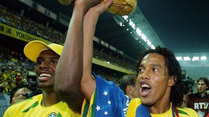 Ronaldinho slaví brazilský titul mistrů světa v roce 2002.
