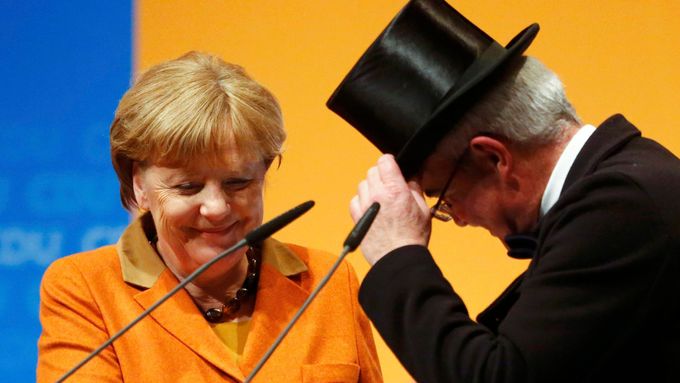 V průzkumu nadále vedou křesťanští demokraté kancléřky Angely Merkelové.