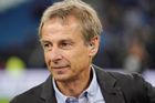 Šok pro Herthu. Trenér Klinsmann položil funkci, vedení to vzkázal přes facebook
