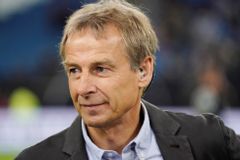 Šok pro Herthu. Trenér Klinsmann položil funkci, vedení to vzkázal přes facebook