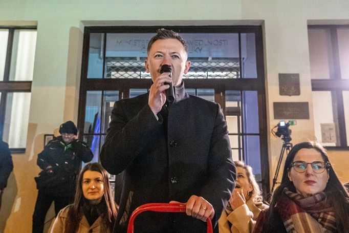 Demonstrace za spravedlnost pro oběti sexuálního násilí před Ministerstvem spravedlnosti.