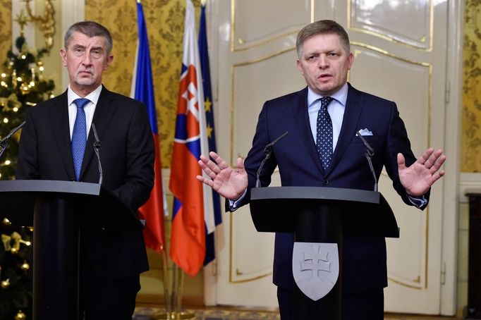 Bývalý český premiér Andrej Babiš (vlevo) se svým někdejším slovenským protějškem Robertem Ficem.