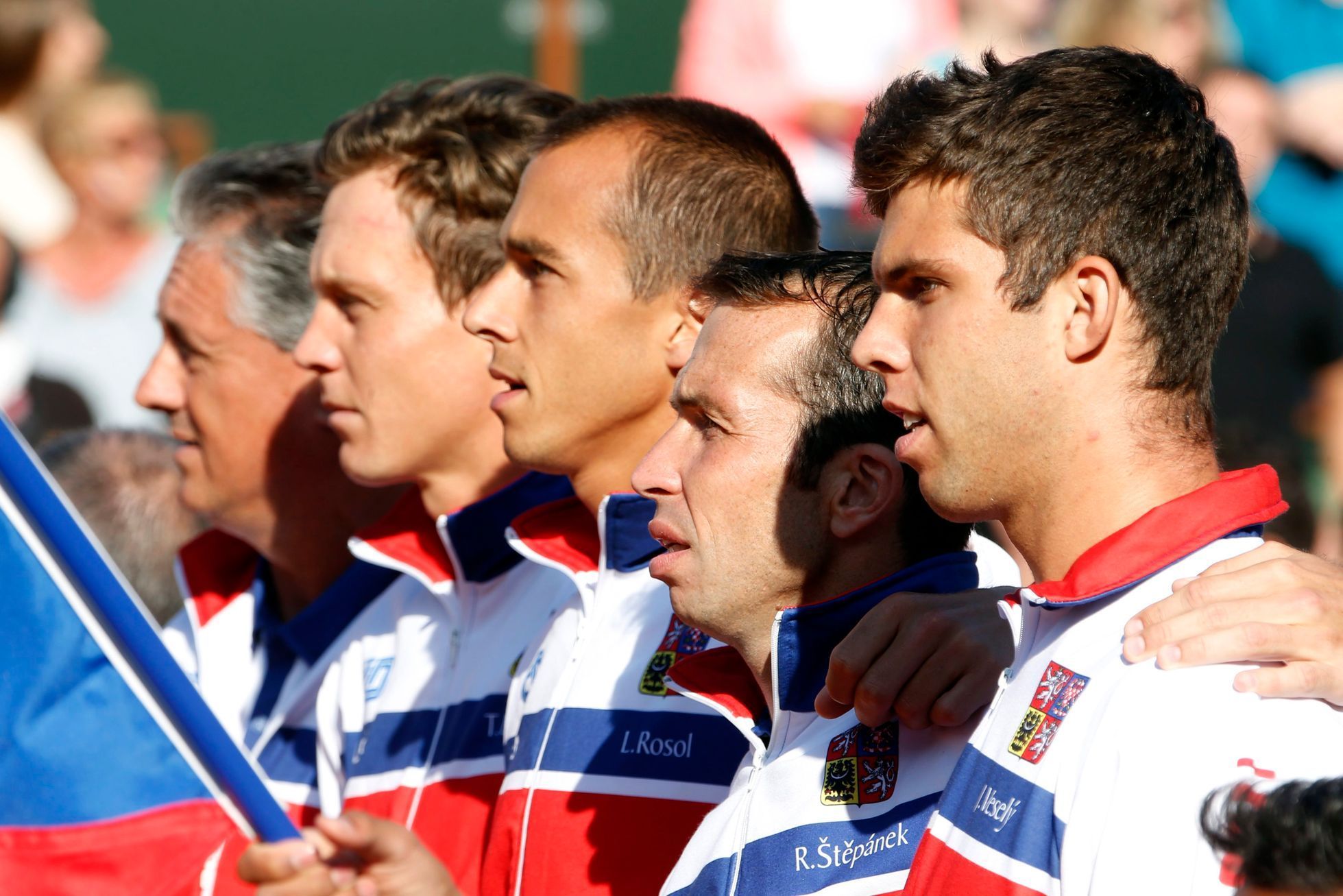 Český daviscupový tým zpívá hymnu v semifinále Davis Cupu 2014