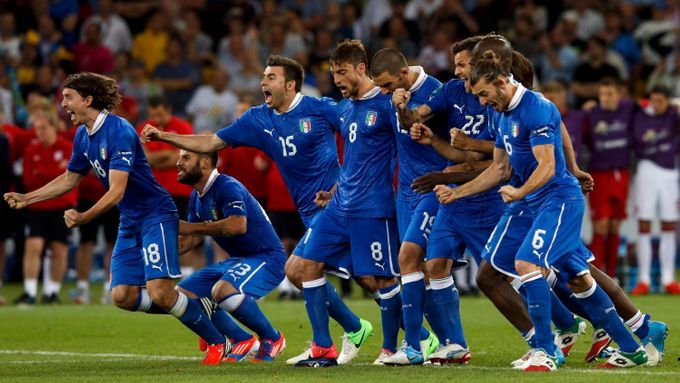 Fotbalisté Itálie se radují z postupu do semifinále.