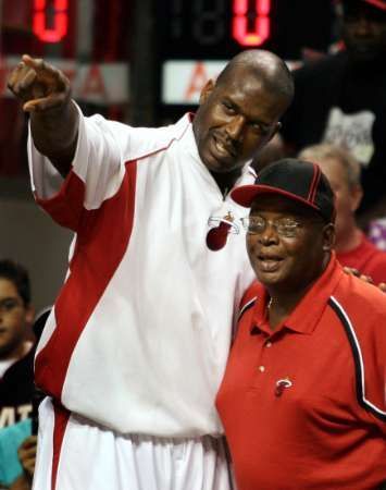 Hvězda basketbalistů Miami Heat Shaquille O'Neal rozmlouvá se svým otcem před utkáním NBA s Philadelphií.