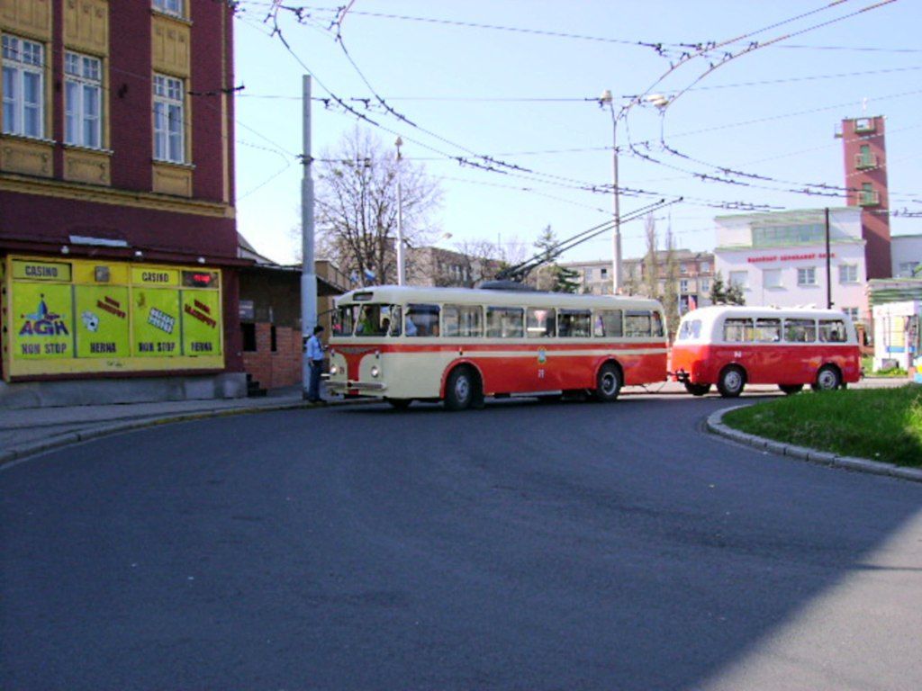 Trolejbus 8Tr s vlekem Karosa B40