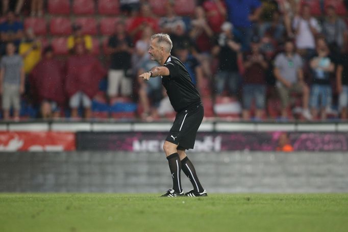 Rozhodčí Martin Atkinson na rozlučce Tomáše Rosického  v Praze 9. 6. 2018