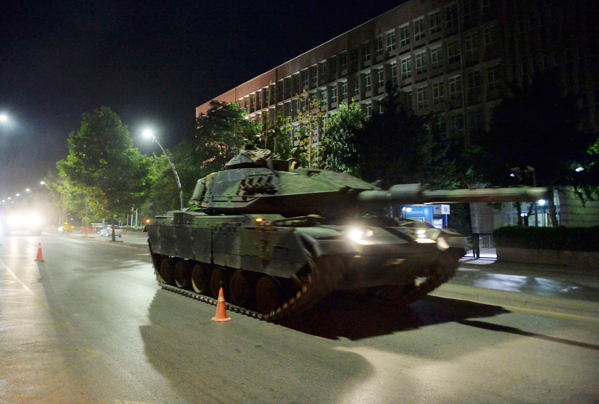 Tank turecké armády projíždí ulicí v Ankaře